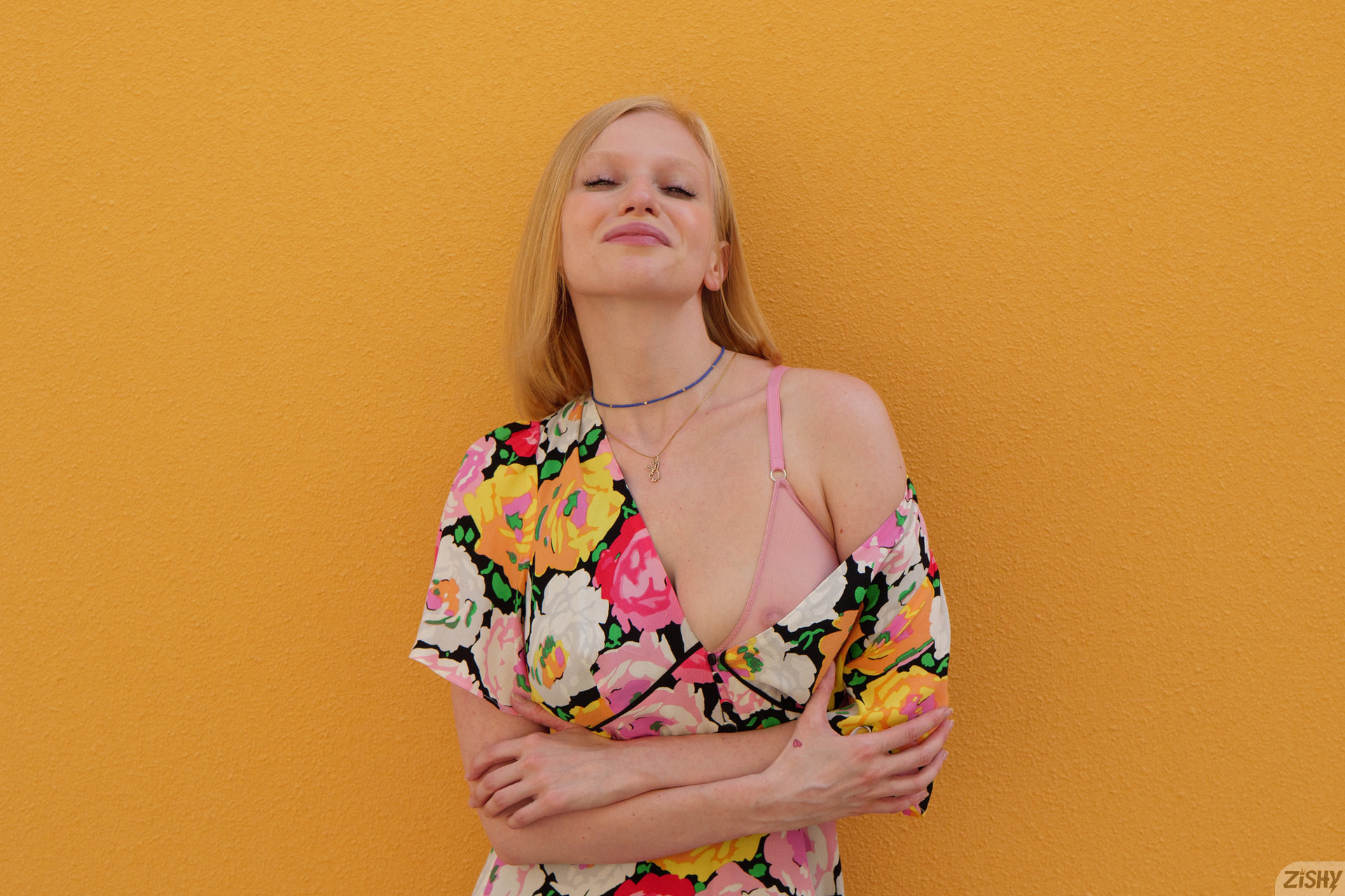 Jackie Nahlen Women Love Flowers 02